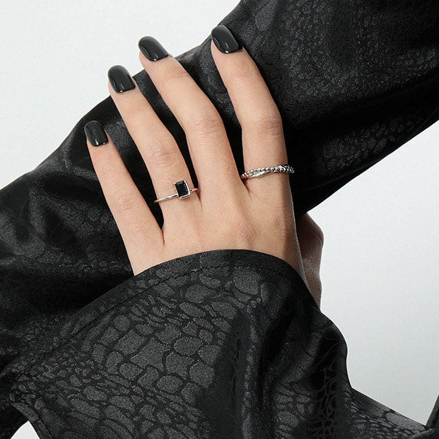 Jonquil black baguette ring