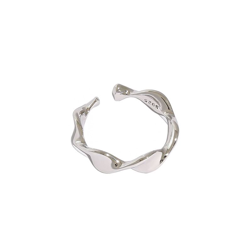 Mobius Twist Ring