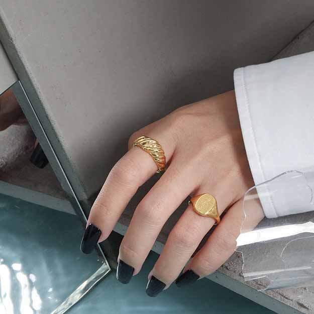 Iris signet ring